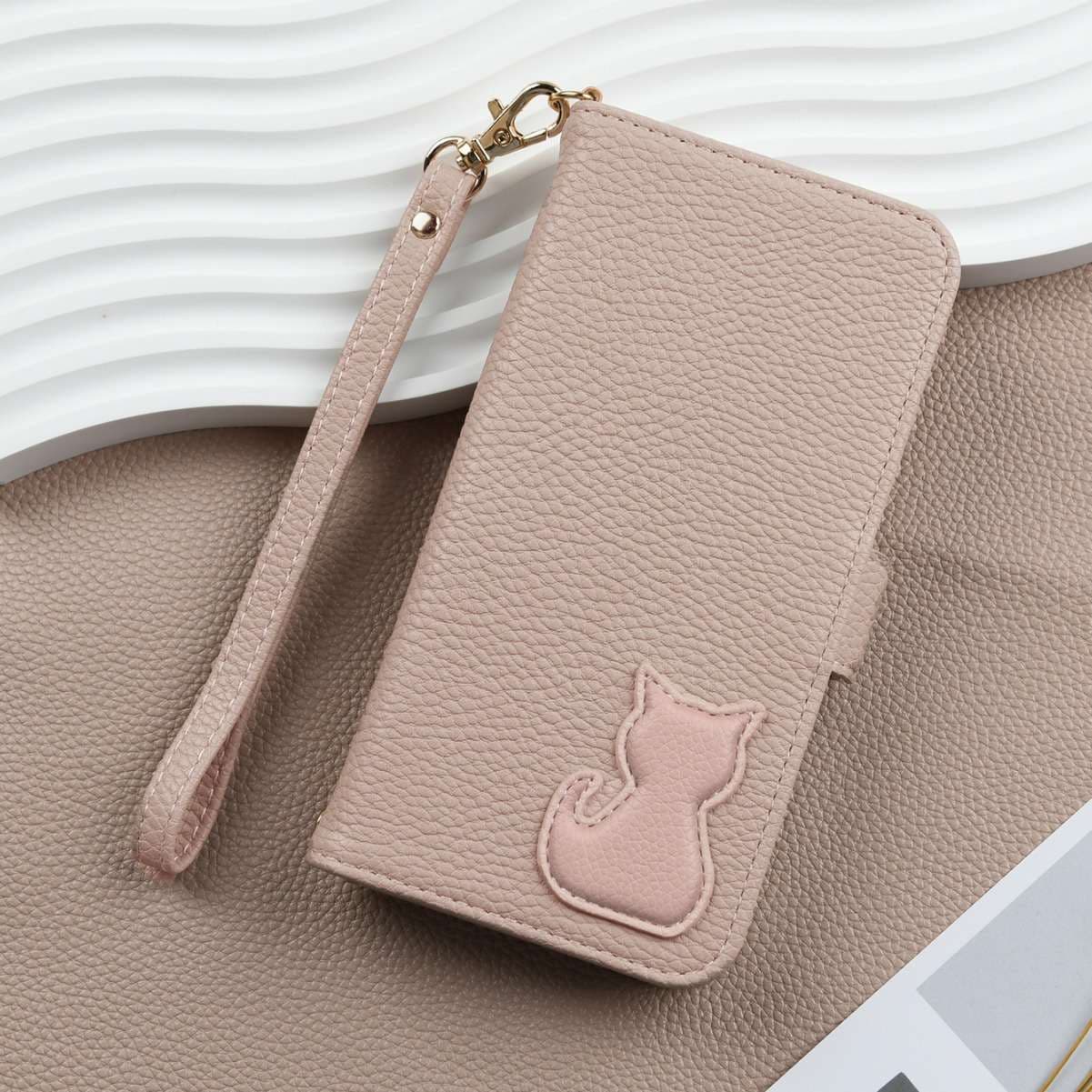猫モチーフの手帳型スマホケース
