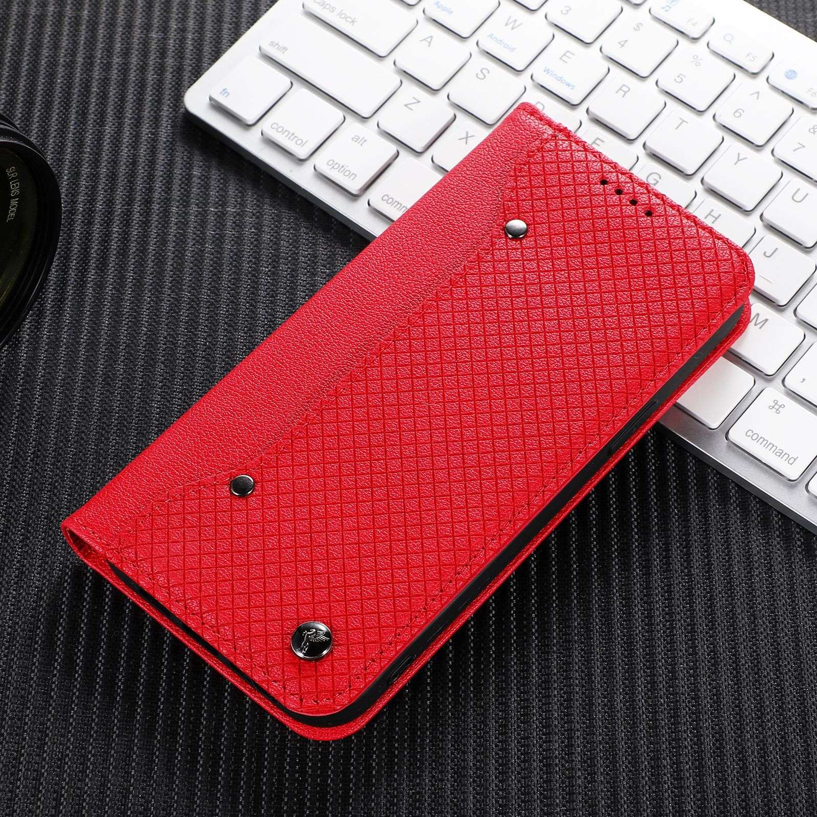 高級感漂う格子模様の手帳型スマホケース