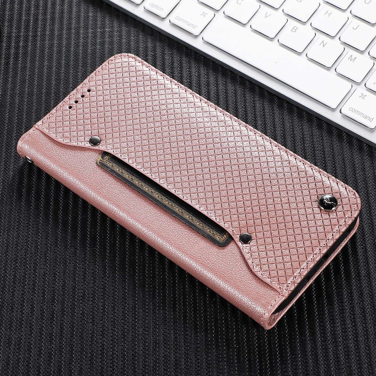 高級感漂う格子模様の手帳型スマホケース