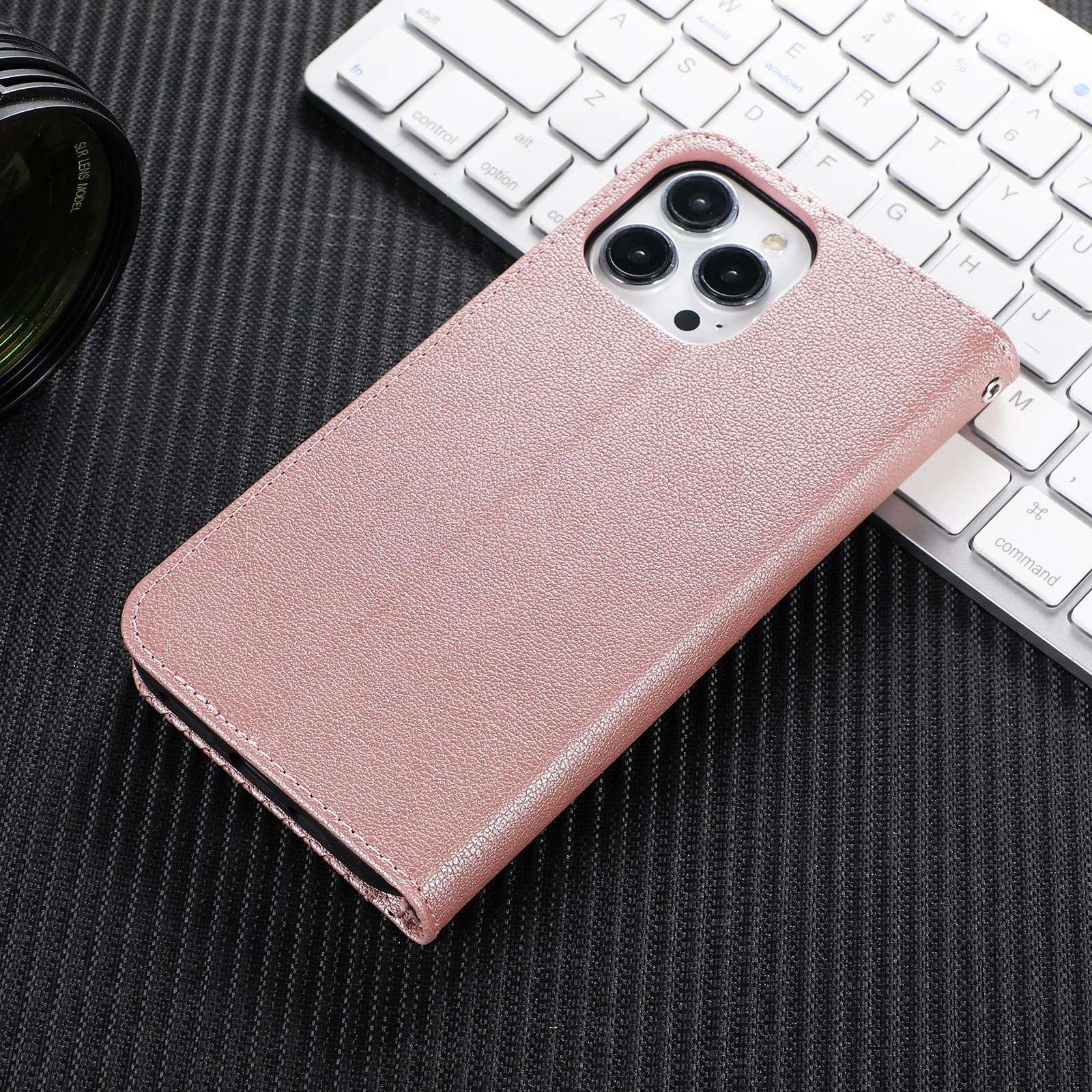 高級感漂う格子模様の手帳型スマホケース